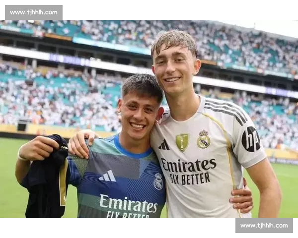 德比赢球!赫伊森父子鸣笛与皇马球迷共庆 德比赢球!赫伊森父子鸣笛与皇马球迷共庆